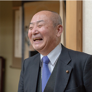 そら美英の市議会議員としての仕事の様子